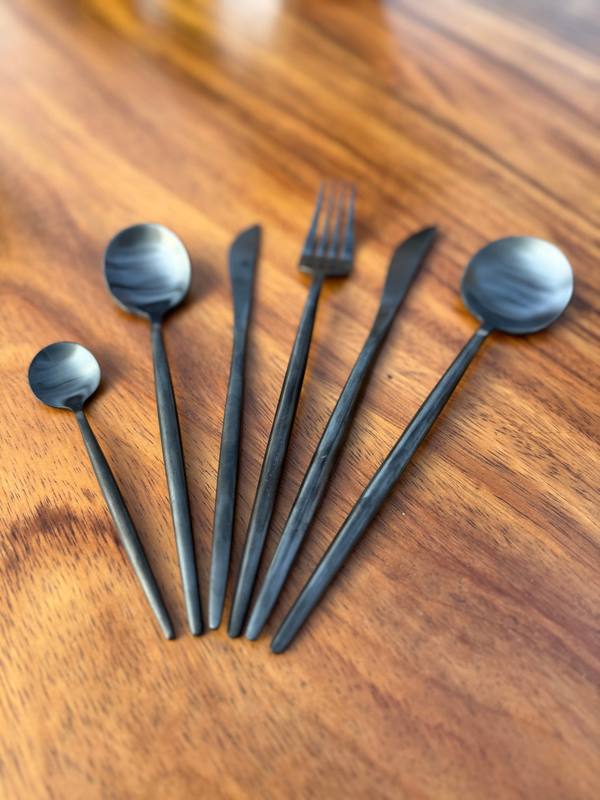 Black cutlery: Matte black cutlery
