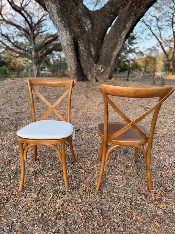 Brown oak crossback chair: Oak wood crossback chair in brown coffee