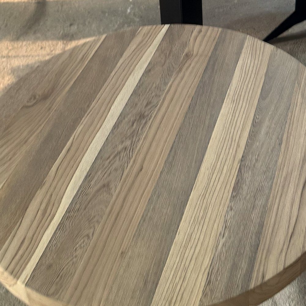 Cocktail bar table: Top view of the laurel and sabana oak top