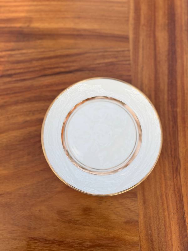 Gold rim plate: Gold rim plate, top view