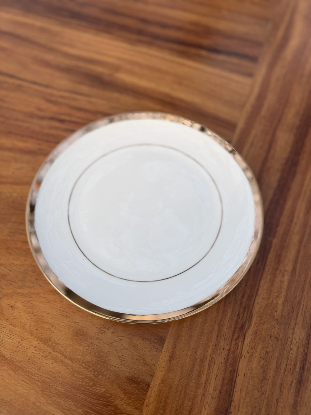 Gold rim plate: White plate with a wide gold rim