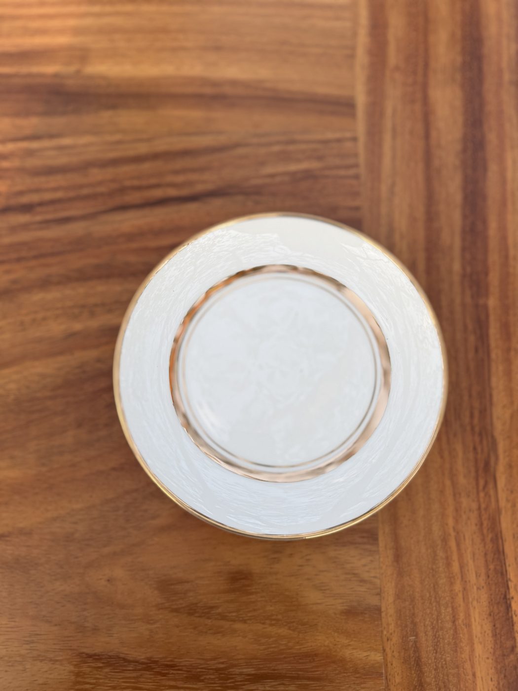 Gold rim plate: White plate with a gold edge and inner gold band
