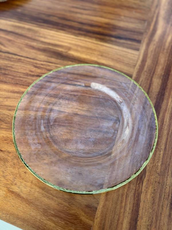 Golden glass charger: Top view of the clear glass charger