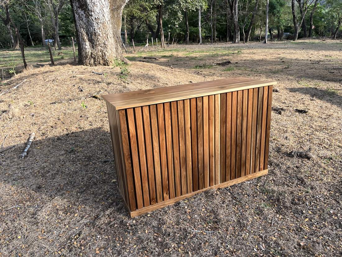 Laurel bar: Handmade laurel pacífico wood bar with slatted front