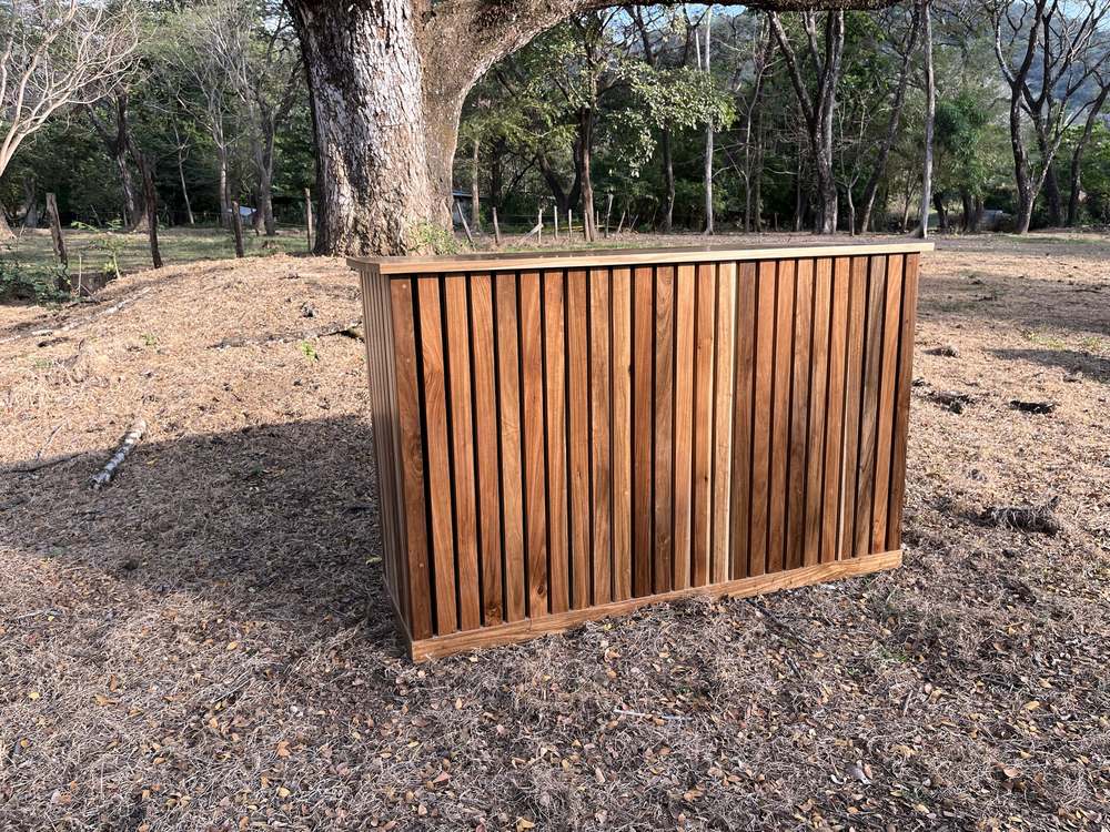 Laurel bar: Front view of the slatted laurel bar