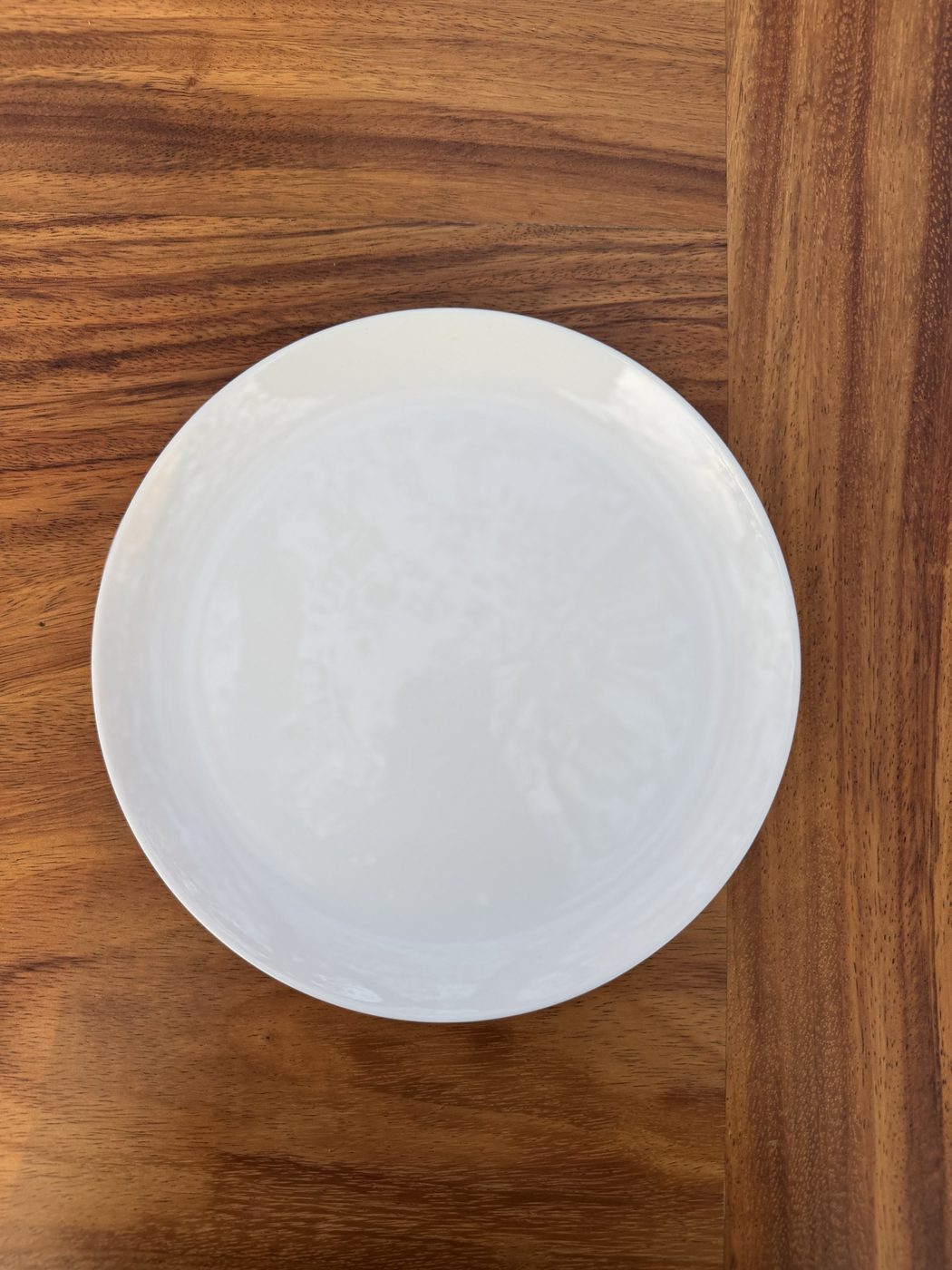 White plate: Plain white coupe plate, top view